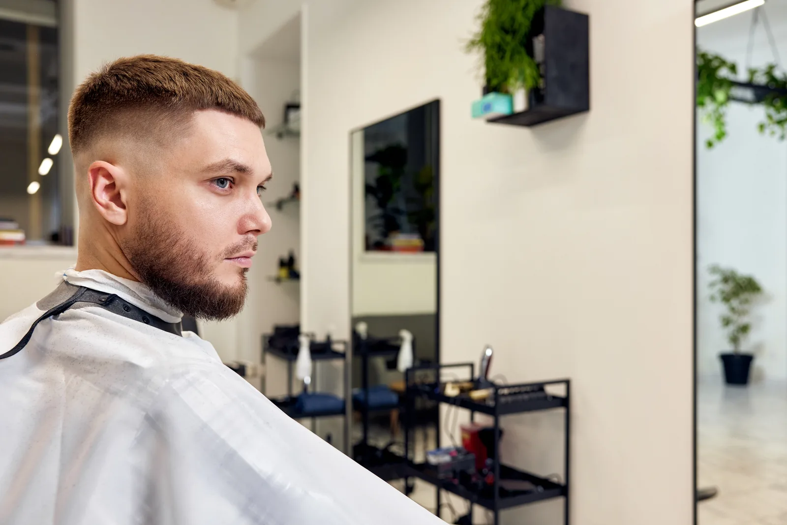 Mann untersucht Haarausfall im Spiegel