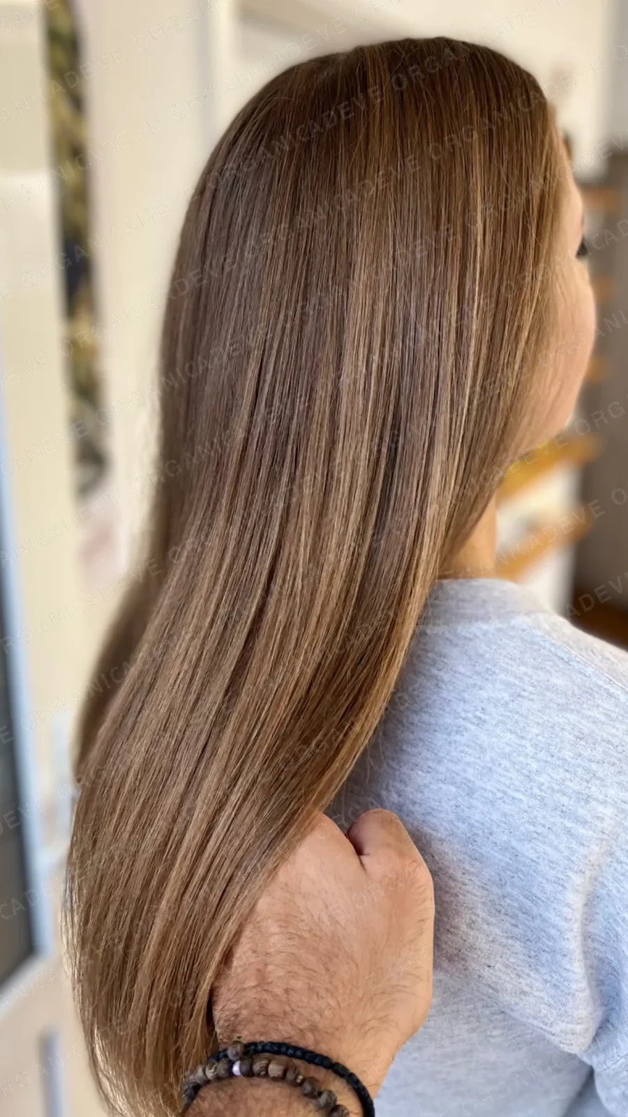Langes glänzendes Haar nach dem Styling