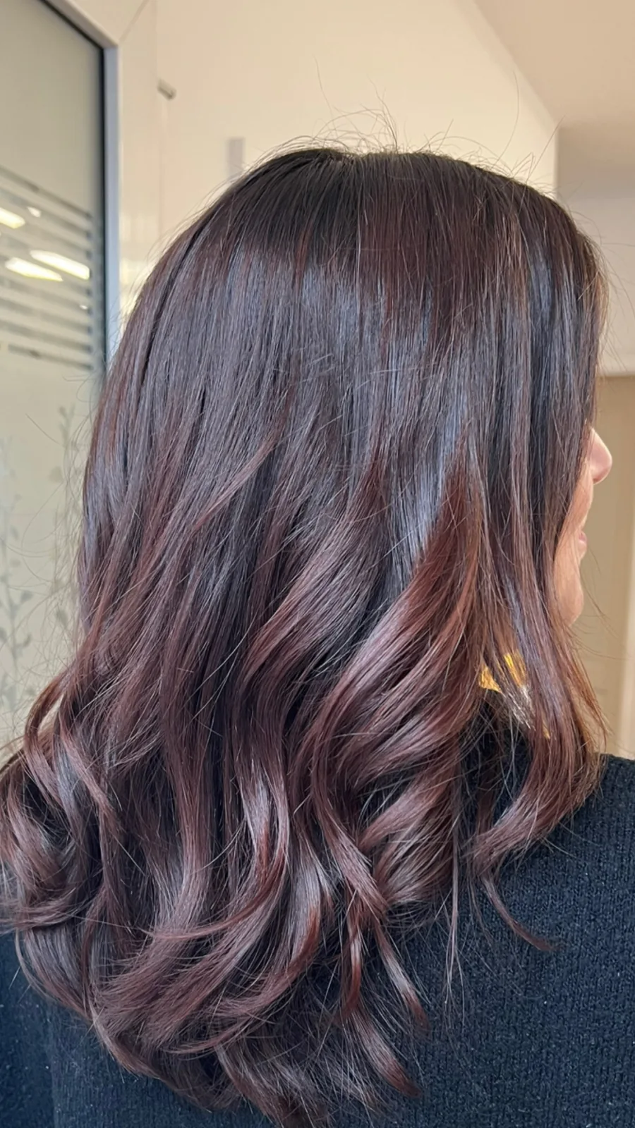Sanfte brunette Coloration mit Glanz im ADEVE Organic Salon